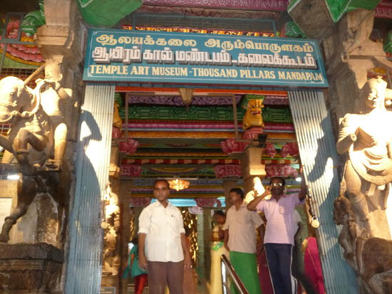 Eingang zum Tempel Museum Eintritt 100 Rupie