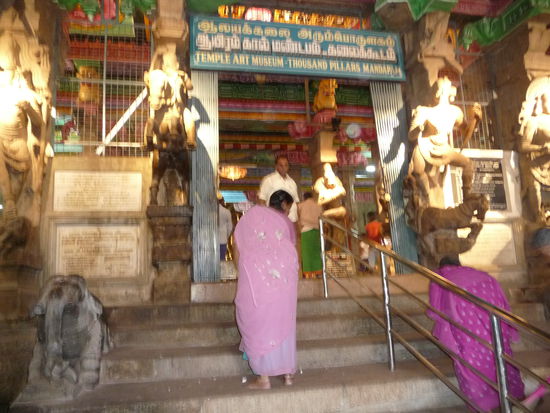 Eingang zum Tempel Museum Eintritt 100 Rupie