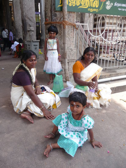 Familie mit Kindern im Meenakshi Tempel