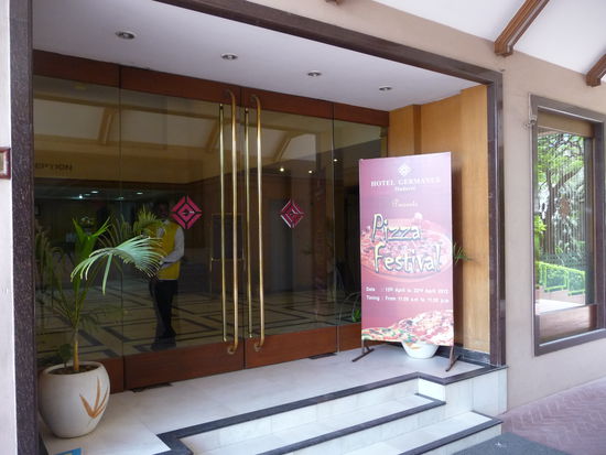 Eingang Hotel mit Werbung fürs Restaurant Pizza Festival !! 