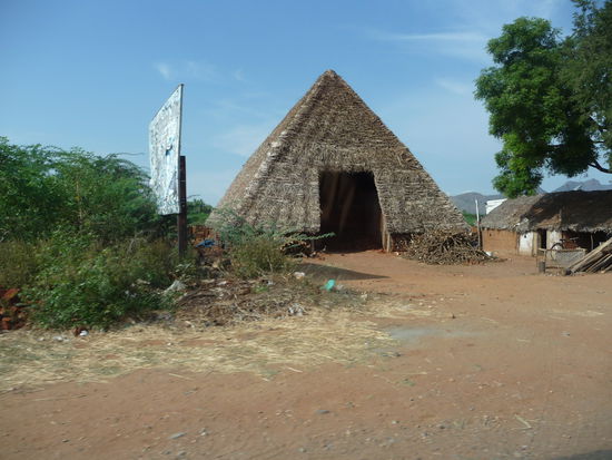 Auf der Fahrt nach Kerala standen immer wieder diese einfachen Behausungen am Straßenrand