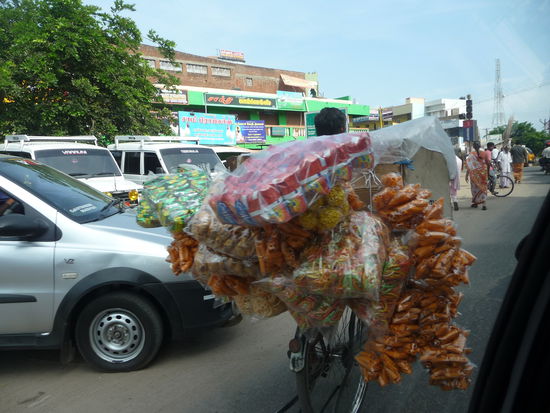 Vollbepackt auf dem Fahrrad