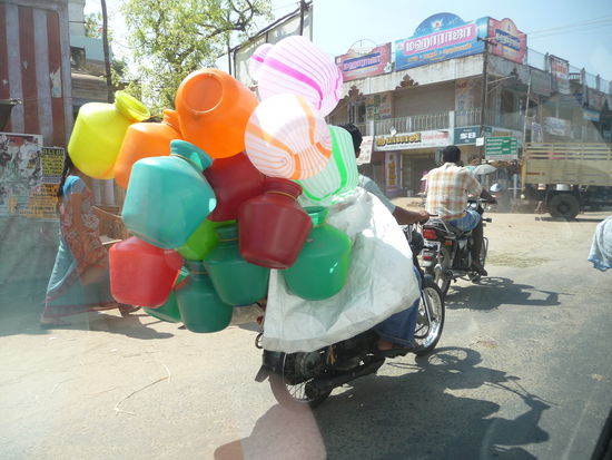 Vollbepackt auf dem Moped