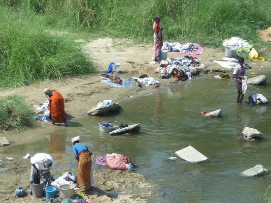 Menschen waschen Ihre Kleidung im Fluß