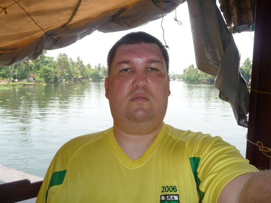 Ich auf dem Hausboot in den Backwaters in Kerala
