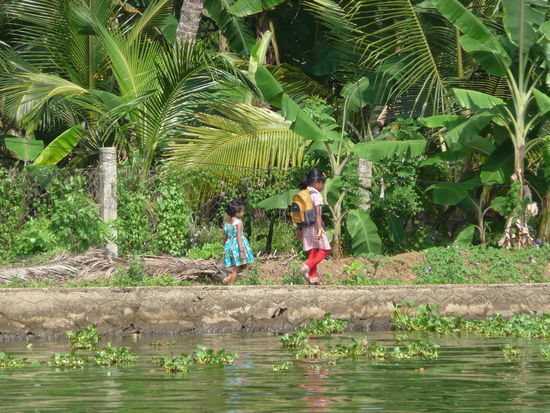 Geschwister auf dem Weg von der Schule nach Hause