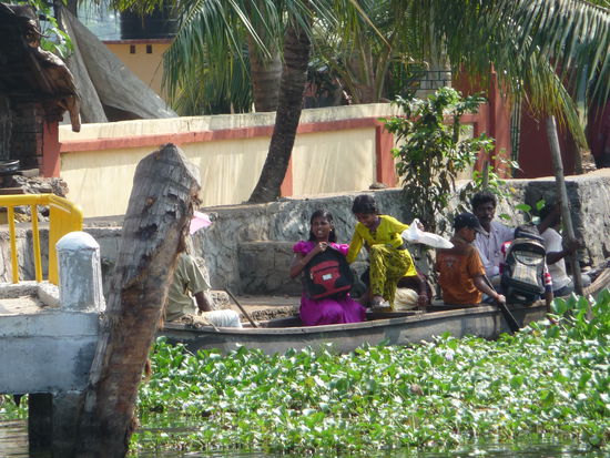 Noch mehr Schulkinder auf dem Heimweg