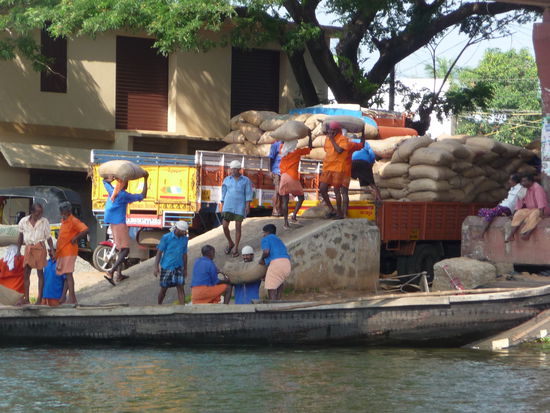 Arbeiter beim entladen eines Lastkahns