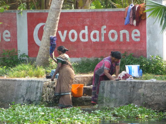 Frauen beim Wäsche waschen in den Backwaters
