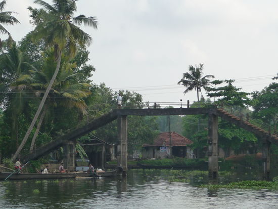 Brücke über die Backwaters