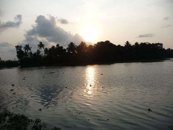 Die Sonne geht unter über den Backwaters in Kerala
