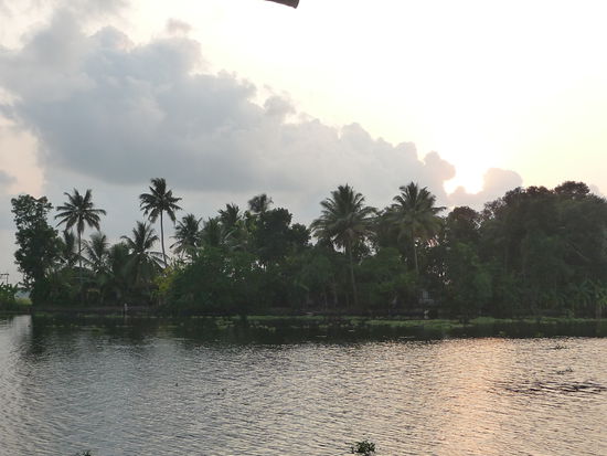 Die Sonne geht unter über den Backwaters in Kerala