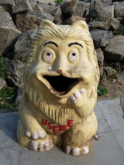 Leider findet man nicht überall in Indien so viele Abfallbehälter wie hier an der Promenade von Cochin