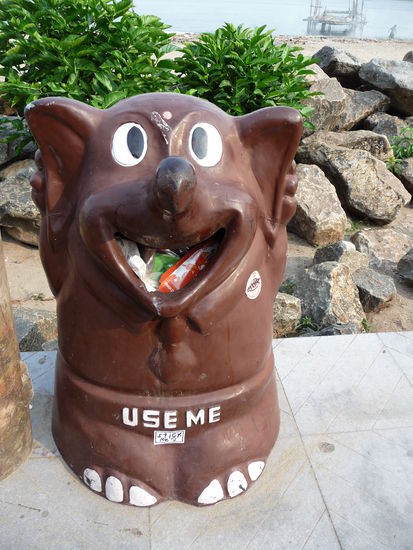 Leider findet man nicht überall in Indien so viele Abfallbehälter wie hier an der Promenade von Cochin
