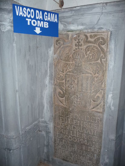 Grabplatte von Vasco da Gama der hier 1524 beerdigt wurde bis einige Jahre später seine Gebeine nach Portugal gebracht wurden