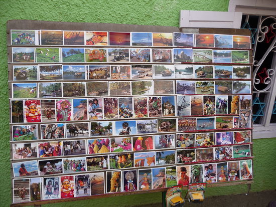 So viele und schöne Postkarten habe ich leider außer in Tanjore bisher nirgendwo anders in Indien gesehen