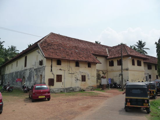 Der Mattancherry Palast war 1555 ein Geschenk der Portugiesen an den Raja von Cochin  um sich Handelsprivilegien zu sichern.Der Name Dutch Palace entstand nach der Renovierung des Hauses 1665 durch die Holländer. Außen wenig sehenswert gefallen im inneren neben Möbelstücken und einer Waffensammlung besonders die Wandmalereien die zu den schönsten Indiens zählen. Leider sind Fotos verboten. Eintitt 5 Rupie