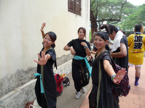 Diese netten Mädels aus Japan waren auch zu Besuch in Cochin und immer gerade dort wo ich auch war so das wir ins Gespräch kammen und sie mir erzählten das sie auch bei einer Tanzveranstaltung auftreten und nebenbei sich die Stadt anschauten.