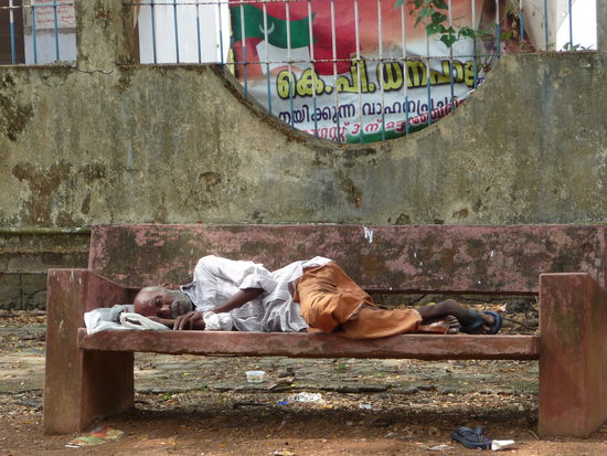 Überall in Indien sieht man schlafene Menschen auch hier in Cochin