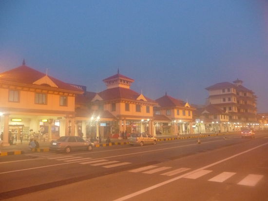 Flughafen Cochin am frühen Morgen kurz vor 6 Uhr