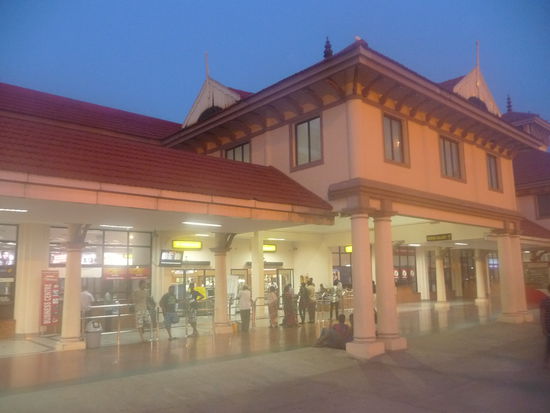 Flughafen Cochin am frühen Morgen kurz vor 6 Uhr