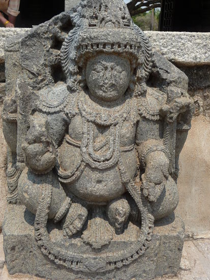 Eine von vielen wunderschönen Figuren am Keshvara Tempel