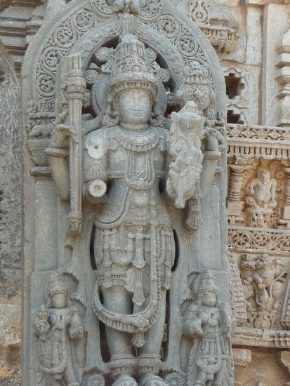 Eine von vielen wunderschönen Figuren am Keshvara Tempel