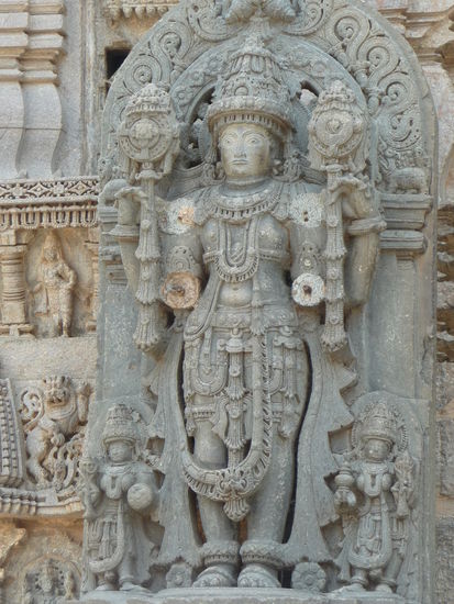 Eine von vielen wunderschönen Figuren am Keshvara Tempel