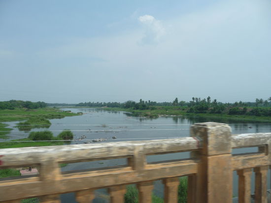 Kurz hinter dem Tempel geht es auf dem Weg nach Mysore über diesen Fluß