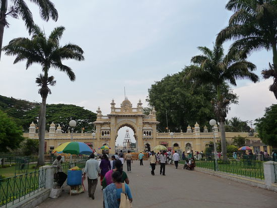 Nach langen Fußmarsch habe ich endlich den richtigen Eingang erreicht und werde auch gleich wieder 200 Rupie los.