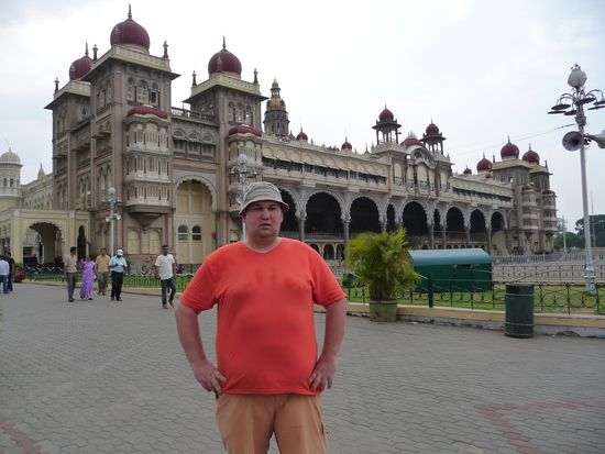 Ich vor dem Amba Vilas Palast in Mysore