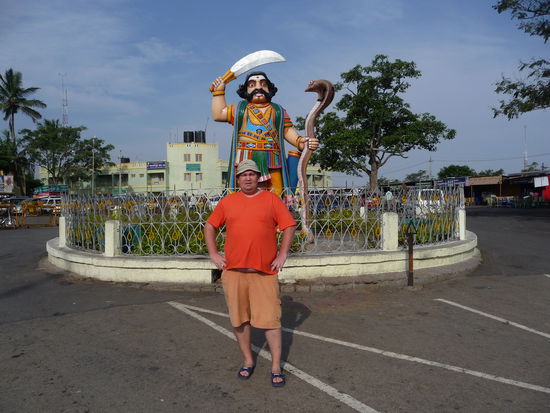 Ich vor der Mahishasura Statue auf dem Chamundi Hill in Mysore