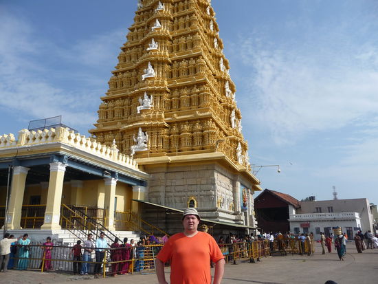 Ich vor dem Sri Chamunddeshvari Tempel in Mysore