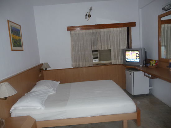 Mein Zimmer mit TV,Kühlschrank und Klimaanlage.