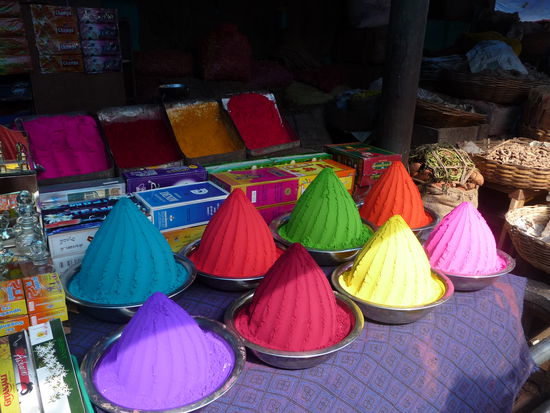 Einer von vielen Ständen in dem Kunkum Farbpulver verkauft wird