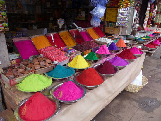 Einer von vielen Ständen in dem Kunkum Farbpulver verkauft wird