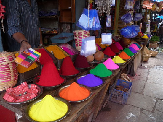 Einer von vielen Ständen in dem Kunkum Farbpulver verkauft wird
