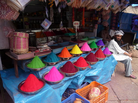Einer von vielen Ständen in dem Kunkum Farbpulver verkauft wird