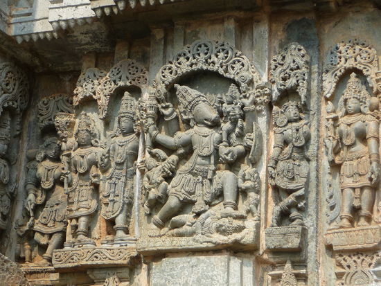 Wunderschöne Reliefs am Tempel