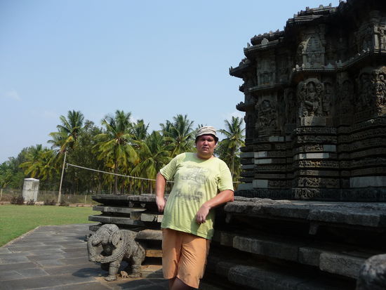 Ich am Kedareshvara Tempel in Halebid