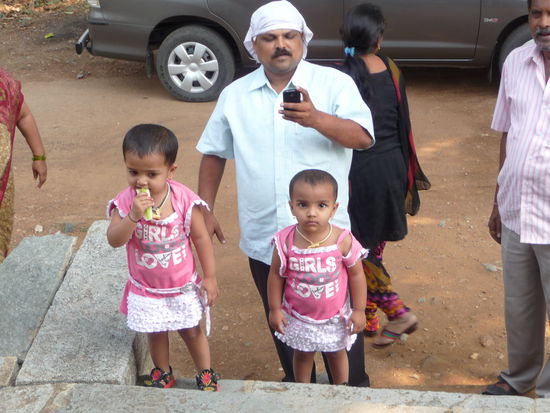 Nachdem ich anfangs alleine am Tempel war besuchte diese indische Familie mit ihren Zwillingen auch den Tempel wobei wir gegenseitig Fotos von uns machten.