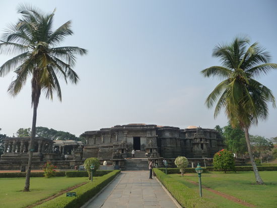 Eingang zum Hoysaleshvara Tempel in Halebid