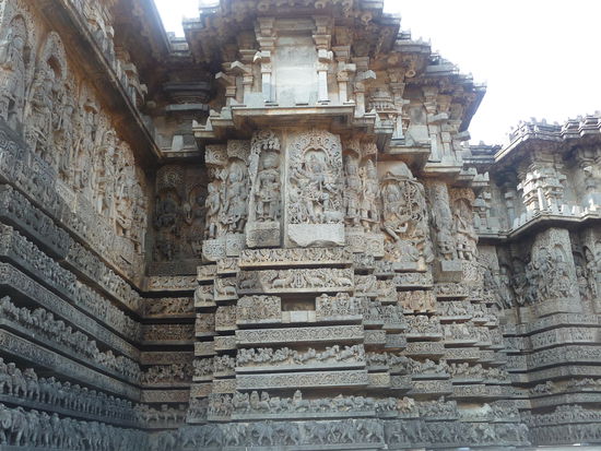 Wunderschöne Reliefs auch an diesem Tempel