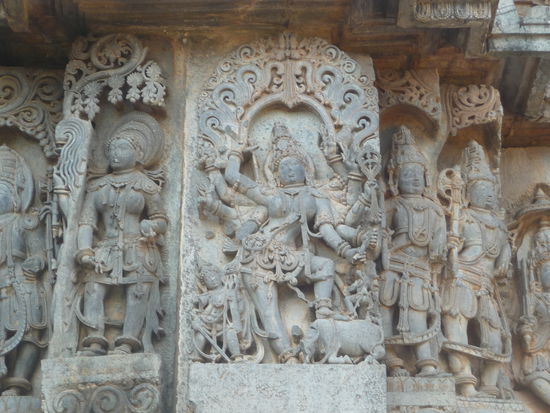 Wunderschöne Reliefs auch an diesem Tempel