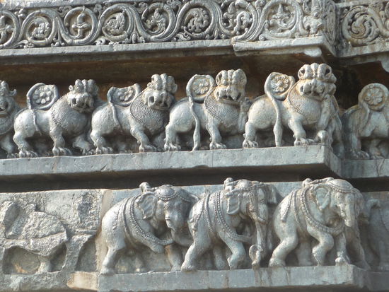 Wunderschöne Reliefs auch an diesem Tempel