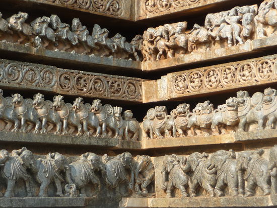 Wunderschöne Reliefs auch an diesem Tempel