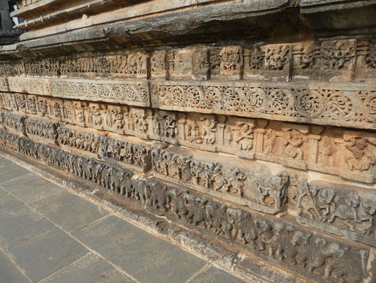 Wunderschöne Reliefs auch an diesem Tempel
