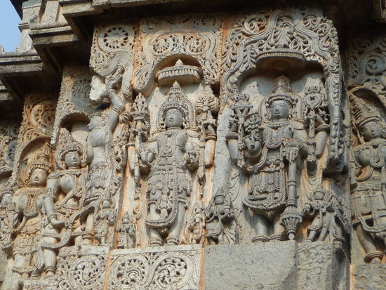 Wunderschöne Reliefs auch an diesem Tempel