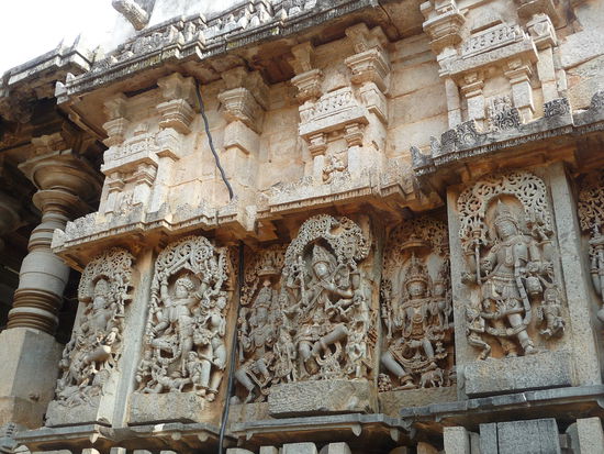 Wunderschöne Reliefs auch an diesem Tempel