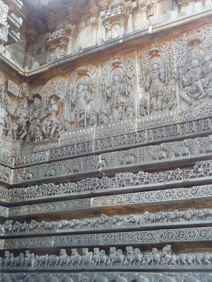 Wunderschöne Reliefs auch an diesem Tempel